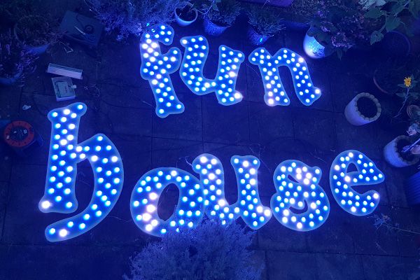 豪门国际官网照明的娱光灯用在英国游乐装备展示